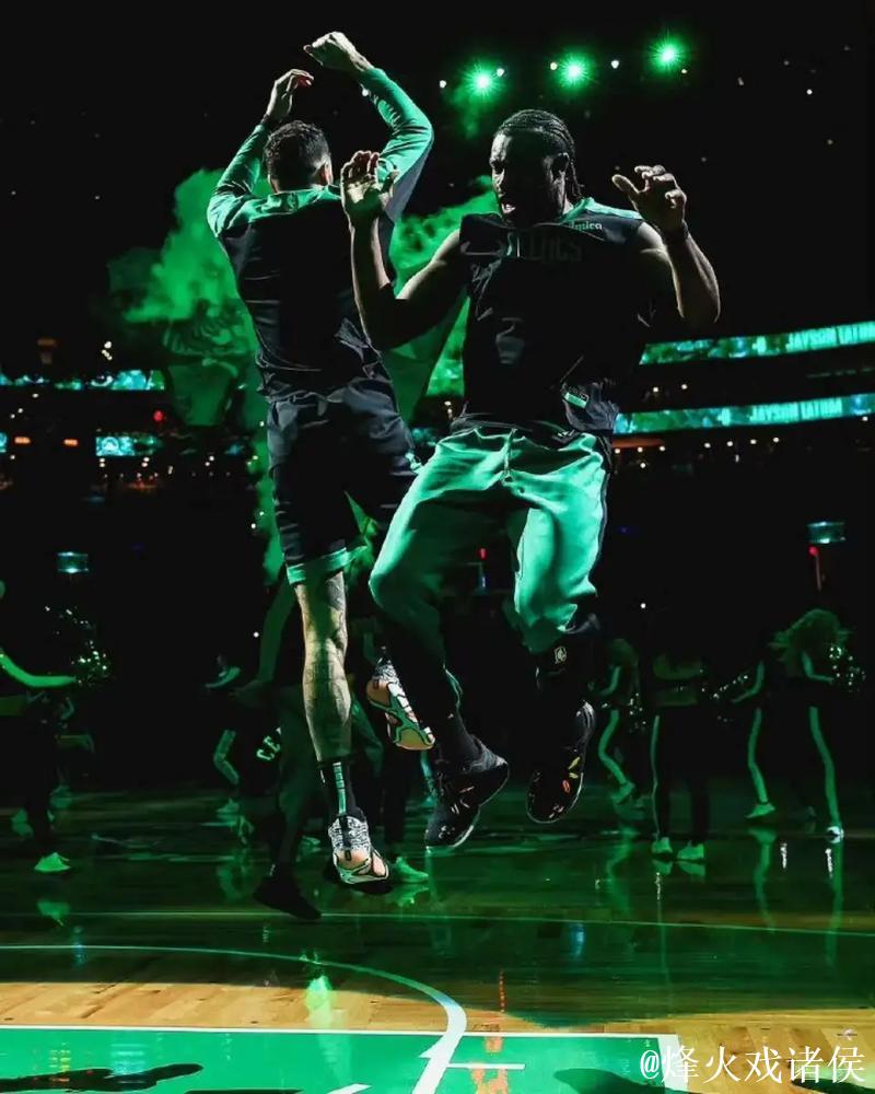 杰伦-布朗穿着个人品牌球鞋，空砍34分8篮板7助攻3盖帽